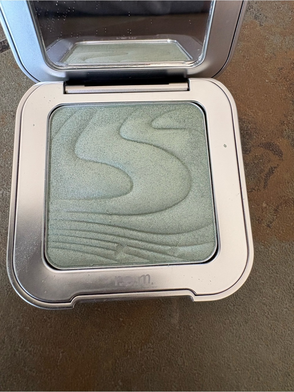 Shimmery Mint Green highlighter - REM Beauty